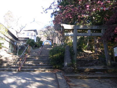 写真右側の鳥居が登山口、左の階段がケーブルカー乗り場へ続いています。