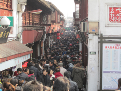 そこは中国、狭い通りにたくさんの人であふれています