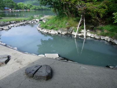 屈斜路湖では和琴半島に立ち寄り、いつでも誰でも入れる温泉でひとっ風呂浴びてきました。付近にはキャンプ場もあり、ちょうど一緒の時間帯に入浴したキャンパーの方と意気投合して和琴半島などを回って来ました。