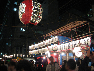 夜の宝田恵比寿神社。あかりが灯り、辺りを照らします。