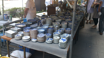 陶磁器や漆器、ガラス製品、椀や茶托、台所用品が特価で販売